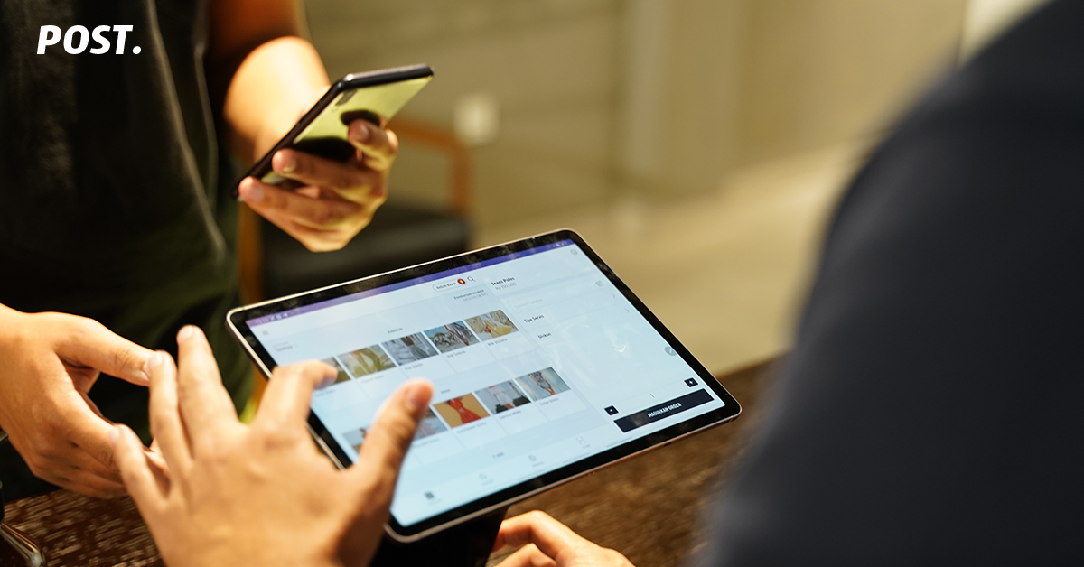 POST. x Cashlez : Solusi pembayaran kini jadi lebih mudah. Kabar terupdate, sekarang aplikasi kasir POST. sudah bisa menerima pembayaran digital! POST. selalu meningkatkan pengalaman berbisnis kamu, dengan adanya kerja sama bersama Cashlez, aplikasi kasir POST. sekarang sudah dapat terintegrasi dengan semua metode pembayaran. Kini kamu dapat memilih banyak metode pembayaran yang terintegrasi langsung dari satu aplikasi kasir mulai dari : Pembayaran menggunakan 1 mesin EDC : kartu debit, kartu kredit (dapat menerima semua bank) Pembayaran menggunakan E-wallet : GoPay, OVO, dan LinkAja melalui perangkat Android kamu (perangkat iOS menyusul). Kamu tidak perlu repot lagi mengajukan pembayaran dari banyak bank atau partner, cukup mendaftar di dashboard aplikasi POST. untuk semua metode pembayaran. Berikut keunggulan menggunakan metode pembayaran menggunakan aplikasi POST dan Cashlez : Terintegrasi dengan aplikasi kasir Sudah terintegrasi langsung dengan aplikasi kasir, jadi tidak perlu input nominal tagihan transaksi, fungsi ini juga dapat meminimalisir fraud. Praktis, tanpa perlu banyak perangkat tambahan Praktis, tidak perlu menggunakan banyak device serta mudah dibawa bahkan untuk operasional usaha yang berpindah-pindah sekalipun. Pendaftaran mudah Persyaratan pendaftaran lebih mudah Rate MDR kompetitif Rate MDR yang kompetitif dengan rate MDR dari bank atau payment partner pada umumnya Cashless dan Paperless Cashless, dan paperless semua transaksi tercatat dengan otomatis secara online dan dapat kamu review kapan saja melalui laporan penjualan yang selalu terupdate secara real time. Adapun rate MDR yang ditawarkan adalah sebagai berikut: Untuk aktivasi fitur metode pembayaran ini, kamu bisa mengikuti langkah-langkah berikut: Mengaktifkan fitur pembayaran di dashboard POST. klik disini Pilih metode pembayaran nontunai yang ingin diintegrasikan untuk outlet yang dipilih Lengkapi form pendaftaran Submit formulir yang telah dilengkapi Unduh Formulir Pendaftaran yang sudah terisi yang terdiri dari file Instruksi, Formulir Cashlez, dan/atau Formulir Gopay jika mengintegrasikan Gopay. Cetak satu (1) rangkap Formulir Cashlez dan/atau dua (2) rangkap Formulir Gopay jika mengintegrasikan Gopay. Kirim dokumen fisik Formulir Cashlez dan/atau Gopay yang sudah terisi lengkap dan ditandatangani melalui kurir ke alamat: PT Payfazz Teknologi Nusantara Menara Prima Lt 12, Kawasan Mega Kuningan, Jl. DR. Ide Anak Agung Gde Agung No. 2, RT 5/RW 2, Kuningan, Setiabudi, Jakarta Selatan, 12950 Integrasi akan mulai diproses ketika dokumen diterima oleh pihak terkait yang membutuhkan waktu sekitar 15 hari kerja. Anda dapat memantau prosesnya melalui status metode pembayaran yang muncul di menu Manajemen Metode Pembayaran. Dokumen-dokumen yang dibutuhkan : Usaha Perorangan KTP/KITAS/Paspor NPWP Buku Tabungan Foto Produk/Jasa yang Dijual Foto Tempat Usaha Badan Usaha KTP/KITAS/Paspor NPWP Buku Tabungan Foto Produk/Jasa yang Dijual Foto Tempat Usaha Surat Izin Usaha Perdagangan (SIUP) Tanda Daftar Perusahaan (TDP) Akta Pendirian Usaha Surat Keputusan Menteri Hukum dan HAM untuk tutorial cara mendaftar berbagai metode pembayaran secara lengkap klik disini. Bagaimana dengan pembayaran kartu debit dan kartu kredit? Tenang POST. dan Cashlez juga memiliki pilihan yang memudahkan para bisnis owner, dengan menyediakan mesin EDC sendiri yang dapat menerima pembayaran dari segala jenis Bank. Tidak perlu banyak mesin EDC, 1 EDC dapat terima semua jenis Bank. EDC Cashlez tersedia dengan harga : Rp 1.700.000,- Untuk pemesanan mesin EDC Cashlez, silahkan hubungi tim sales POST. atau cek di sini. Daftar aplikasi kasir POST. Sekarang!